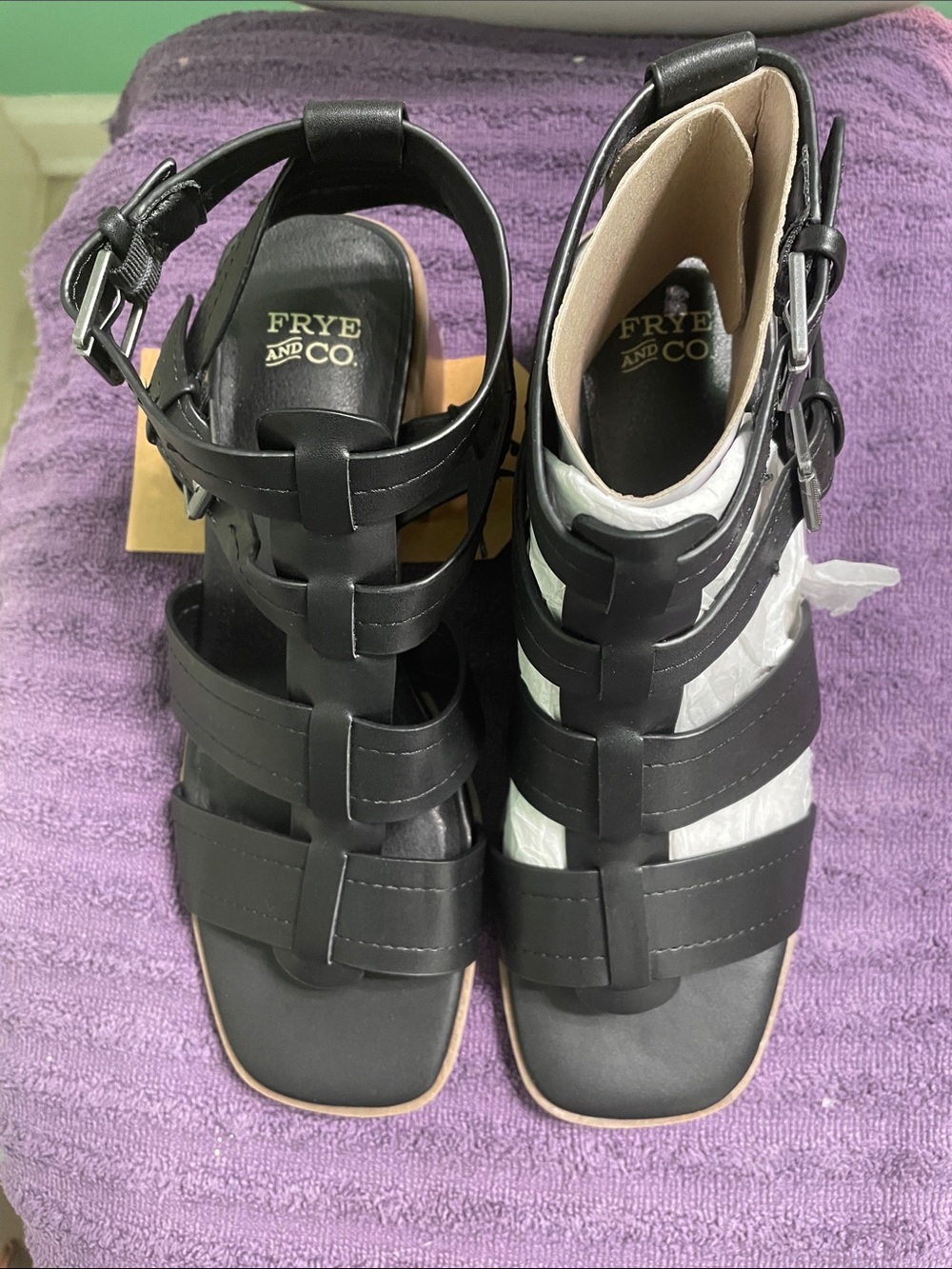 FRYE AND CO. Black Strappy Gladiator Buckle Sandals